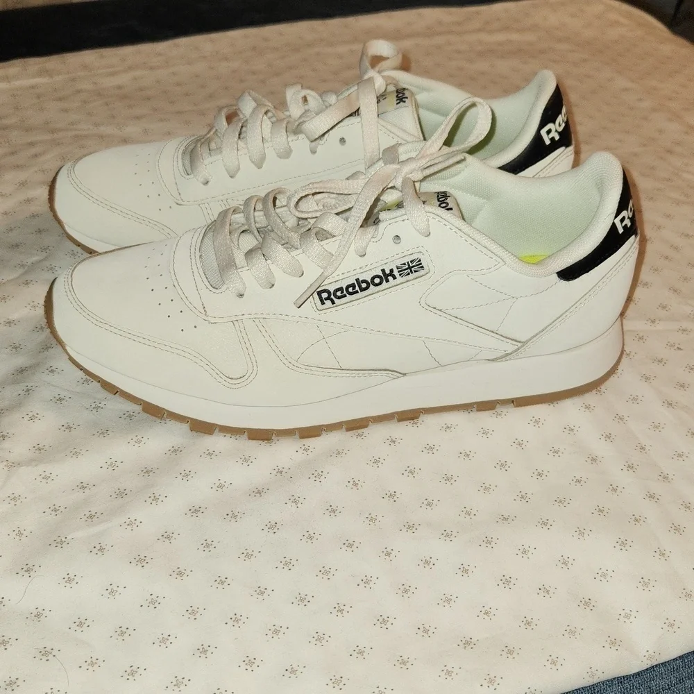 Reebok classic leather lace-up sneakers in alabaster sz 9.5